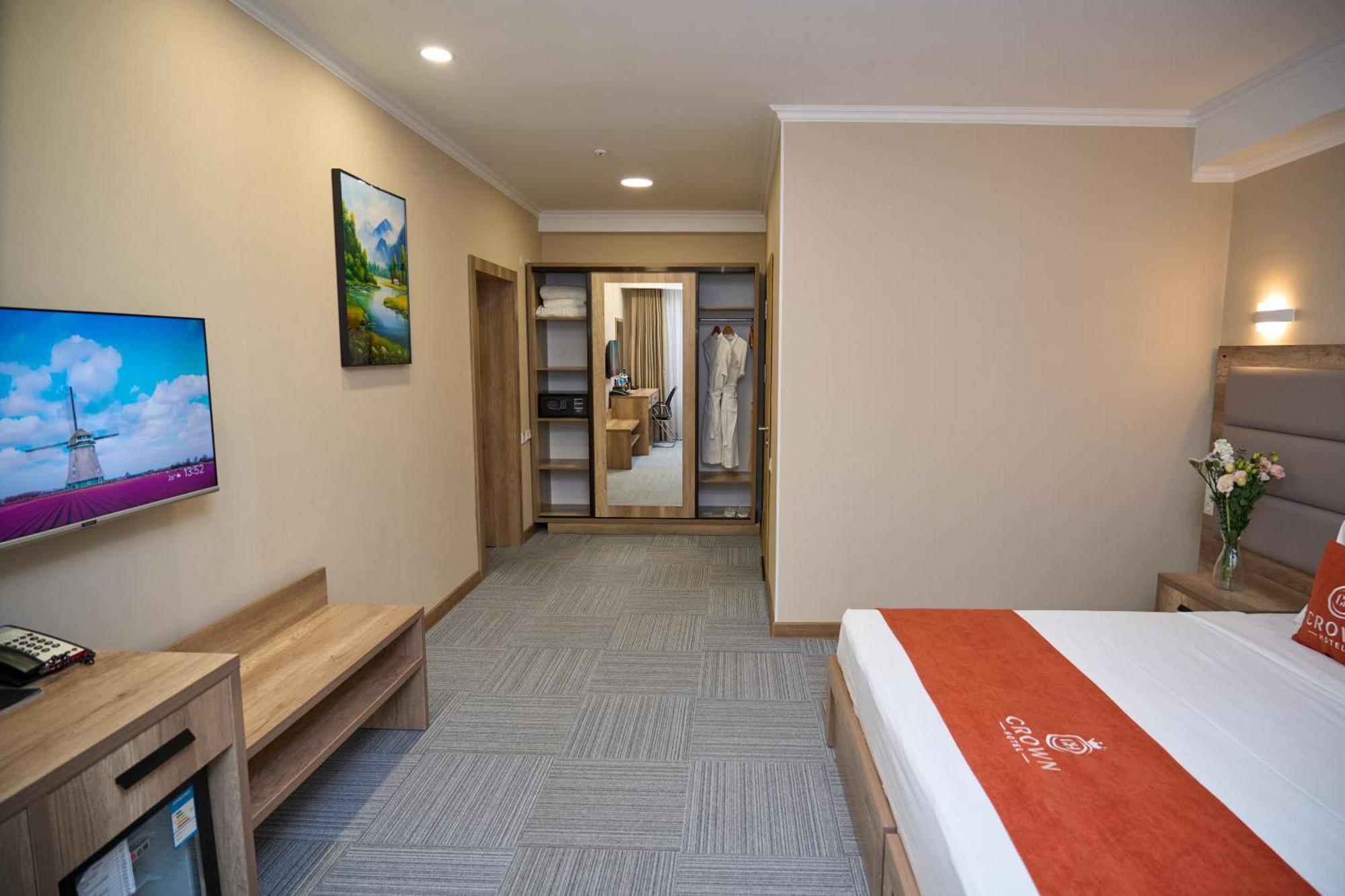 Crown Hotel Бішкек Екстер'єр фото